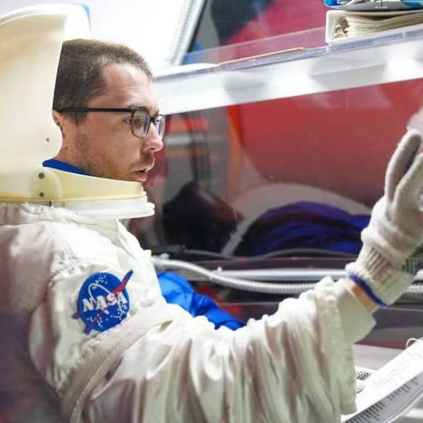 En Córdoba lo echaron del colegio en quinto año, se dedicó a la plomería  y herrería. Ahora triunfa en la NASA