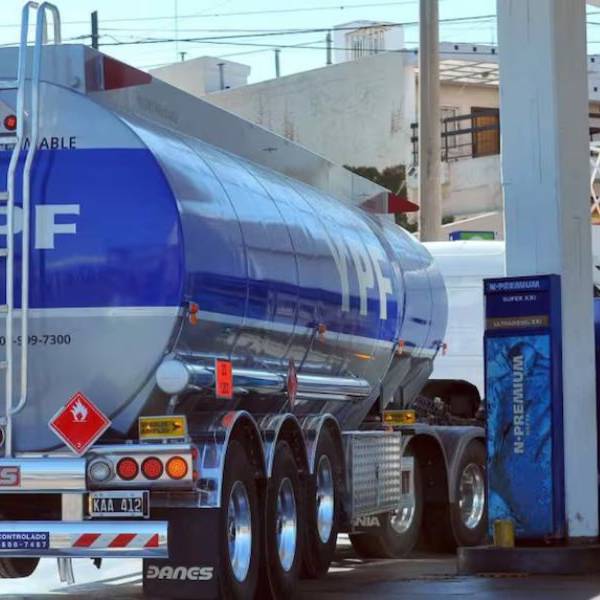 Parece un mal chiste: YPF solo bajó el precio en un 1% en la nafta y un  2% en el gasoil