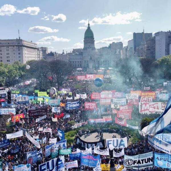 Multitudinaria marcha en defensa de las universidades públicas: reclamo por el financiamiento