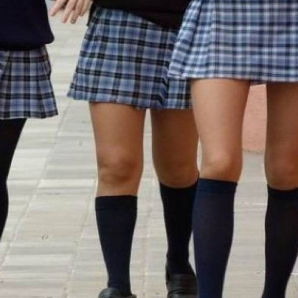 Un colegio secundario de Córdoba prohibió el uso de polleras entre sus alumnas