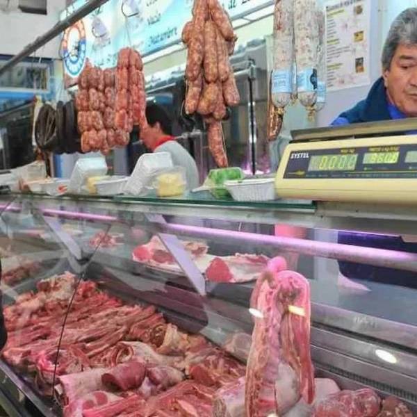 Nos está saliendo plumas: Hay un pequeño repunte en el consumo de carne vacuna pero el pollo es lo que más se compra