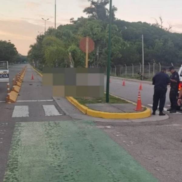 Ciudad de Salta: Perdió el control de la moto y chocó contra una palmera. Su acompañante murió en el lugar