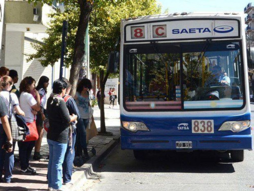 Le tocó la cola a una joven que subía a un SAETA; ella lo enfrentó, llamó a la policía y la justicia lo condenó