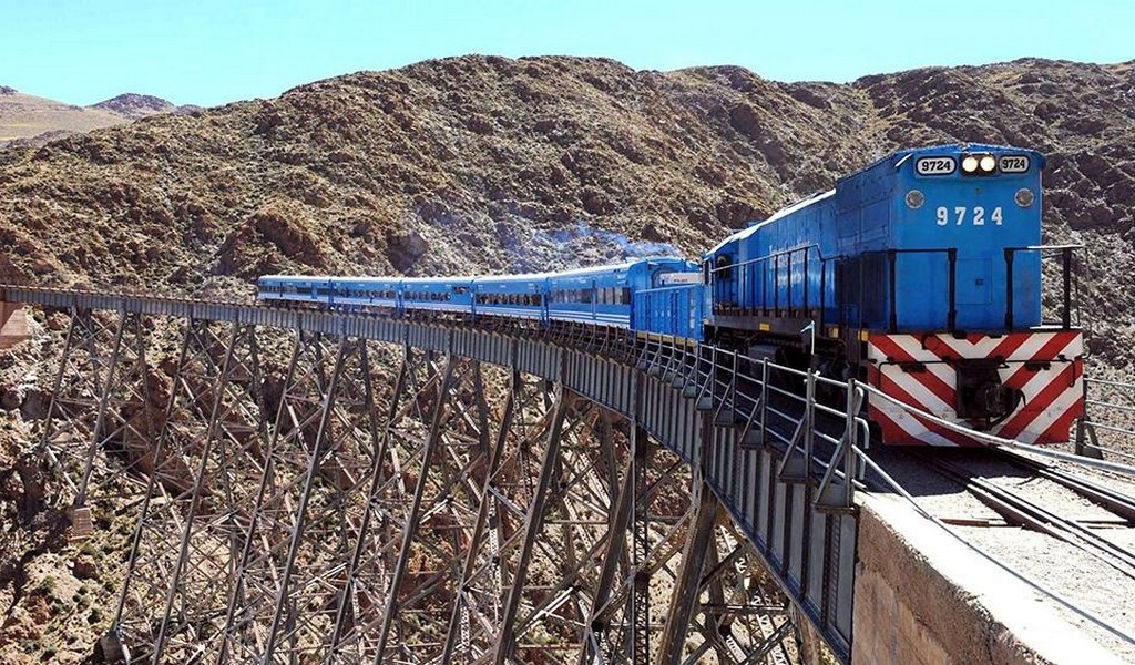 Por derrumbes y sedimentos en las vías elTren a las Nubes suspendió sus viajes por estos días