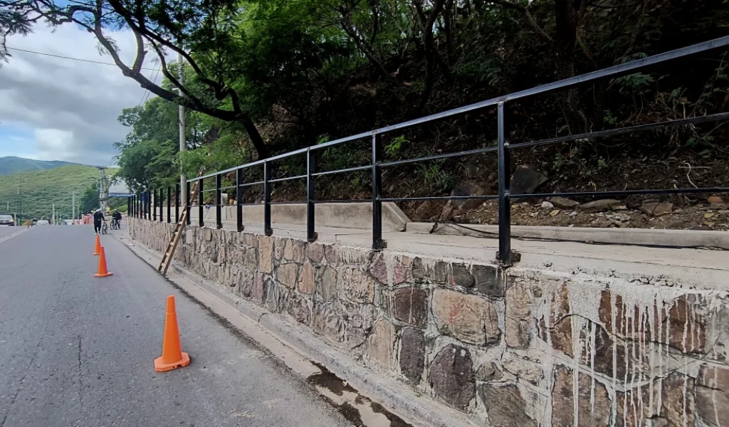 Instalaron barandas de contención peatonal en la nueva caminería en el acceso a Salta