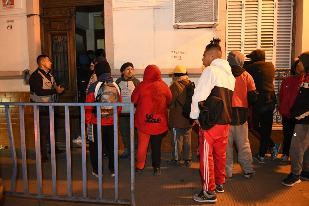 Vuelve el Hogar de Noche: Un refugio que ayuda a personas en situación de calle a reencontrarse con sus familias