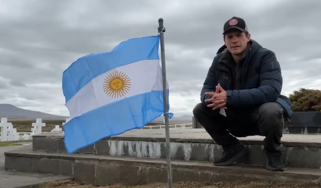 Juan es un influencer que entró a Malvinas con la camiseta de Maradona y homenajeó a los caídos