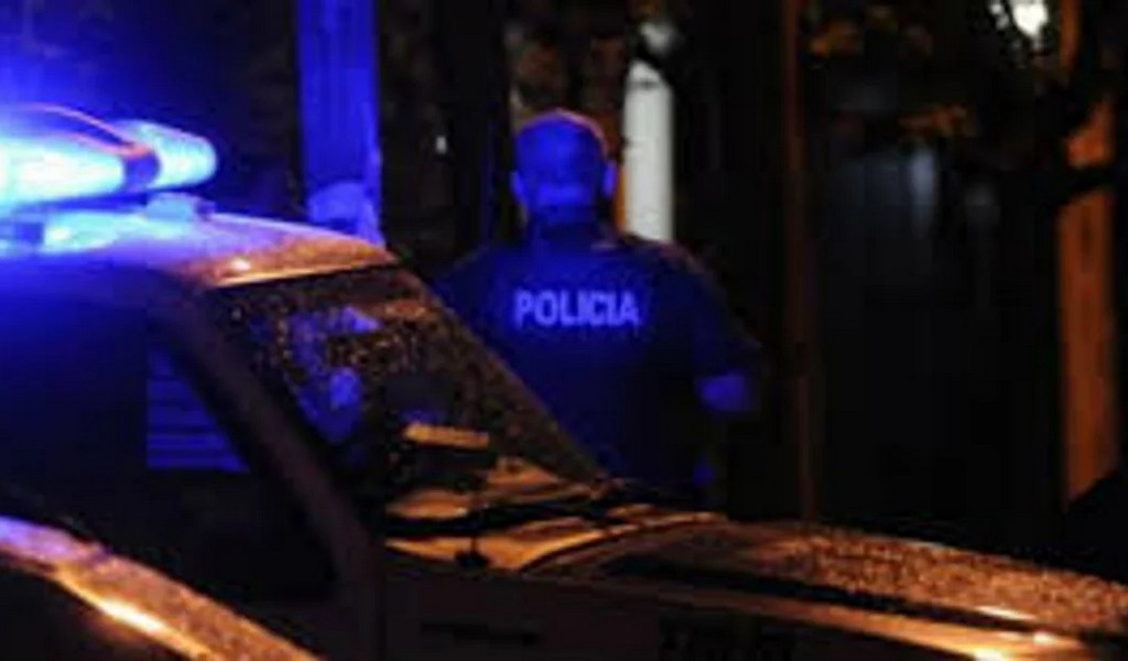 Unos 10 menores se enfrentaron a policías salteños: hirieron a un efectivo y rompieron el movil