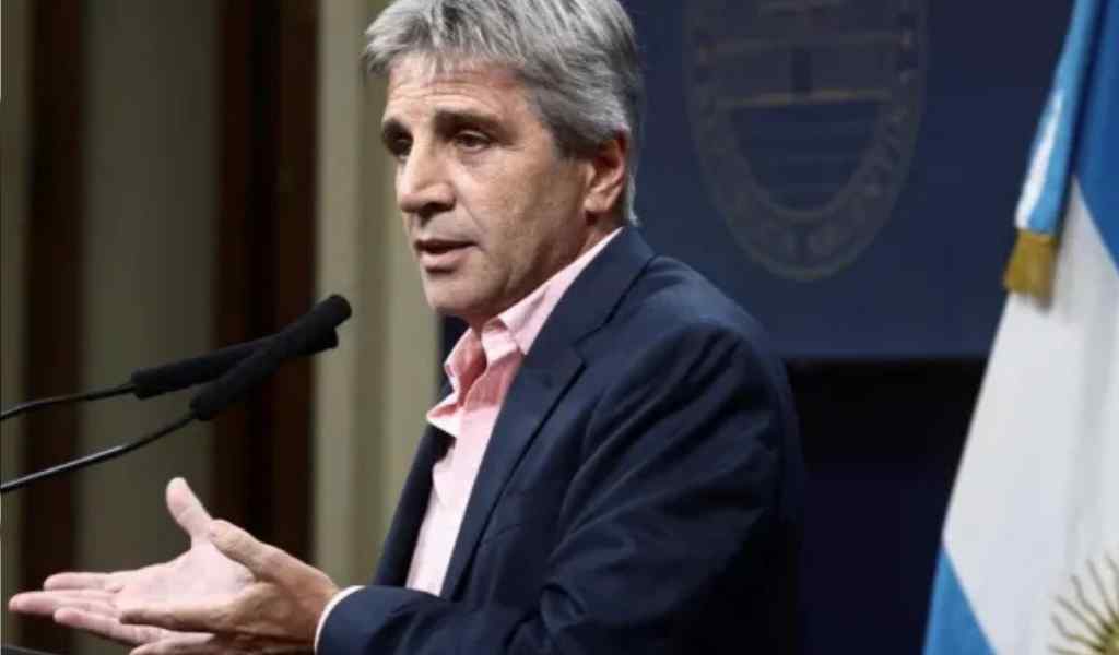 Caputo sobre el dólar: "No podemos darnos el lujo de flotar libremente en un país que tiene la volatilidad política de la Argentina"