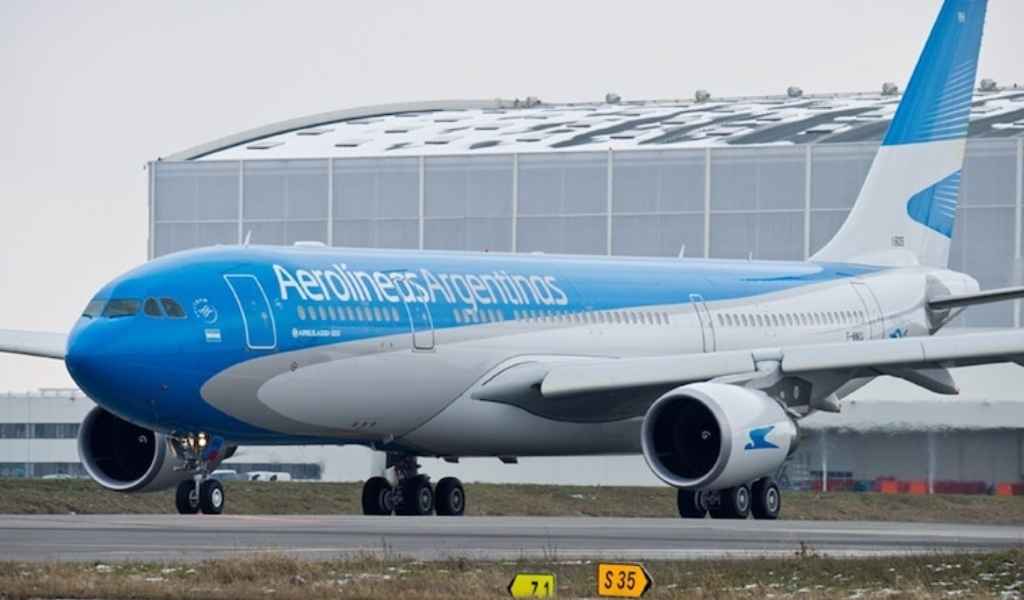 Estar al lado de la ventana te saldrá caro: Aerolíneas Argentinas empezará a cobrar por elegir asientos
