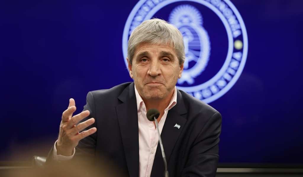 Luis Caputo respaldó el sistema de bandas: “Andá a dormir tranquilo, con el dólar no va a pasar nada”