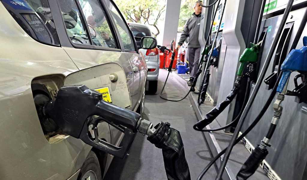 El Gobierno planea una fuerte suba de un impuesto clave para el precio de la nafta: "Es necesario"