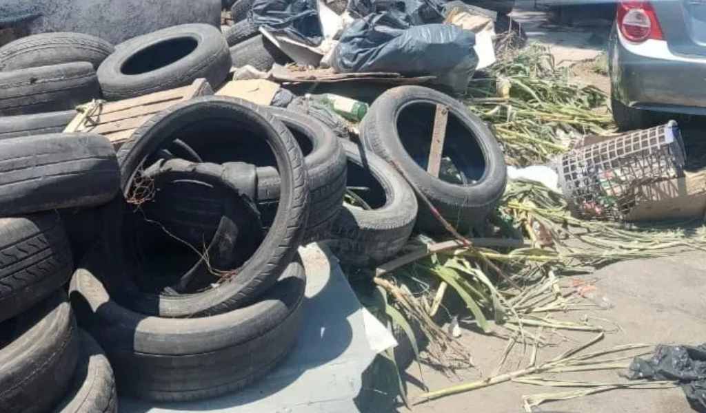 Por arrojar residuos en la vía pública, sancionaron a una gomería y a un lavadero de Villa Chartas