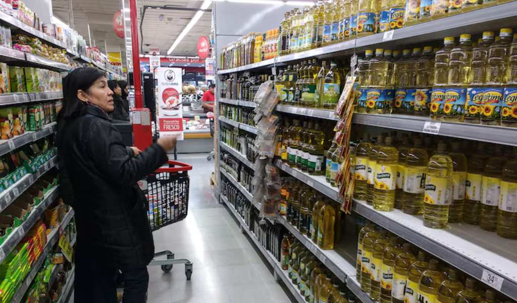 Caputo se reunió con los supermercados para frenar los aumentos de precios de aceites, cereales y pastas
