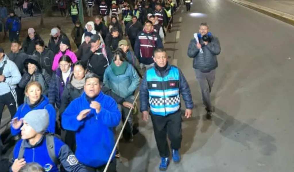 ¡Nadie camina solo! El emotivo acompañamiento policial a los miles de peregrinos del Milagro 2026