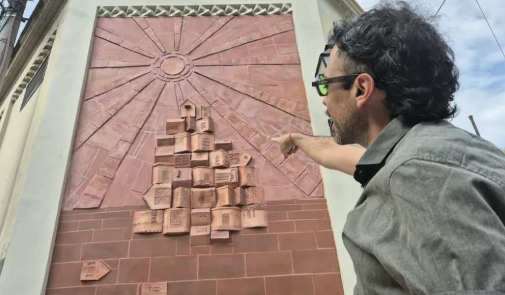"Apacheta", el hermoso mural cerámico que rinde homenaje a la arquitectura de Salta