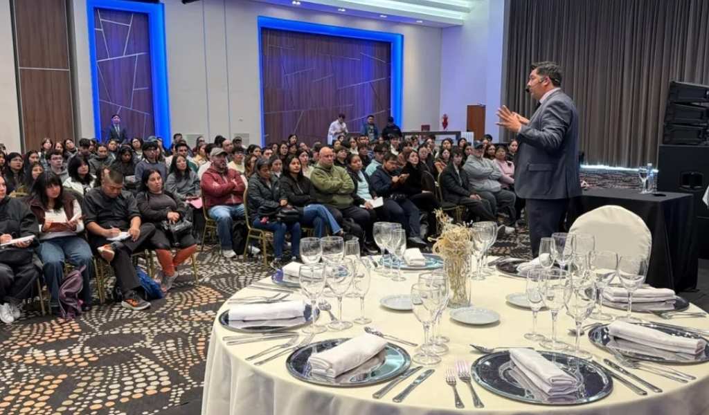 300 personas participaron de una formación para mozos de eventos, organizada por la Municipalidad de Salta y UTHGRA