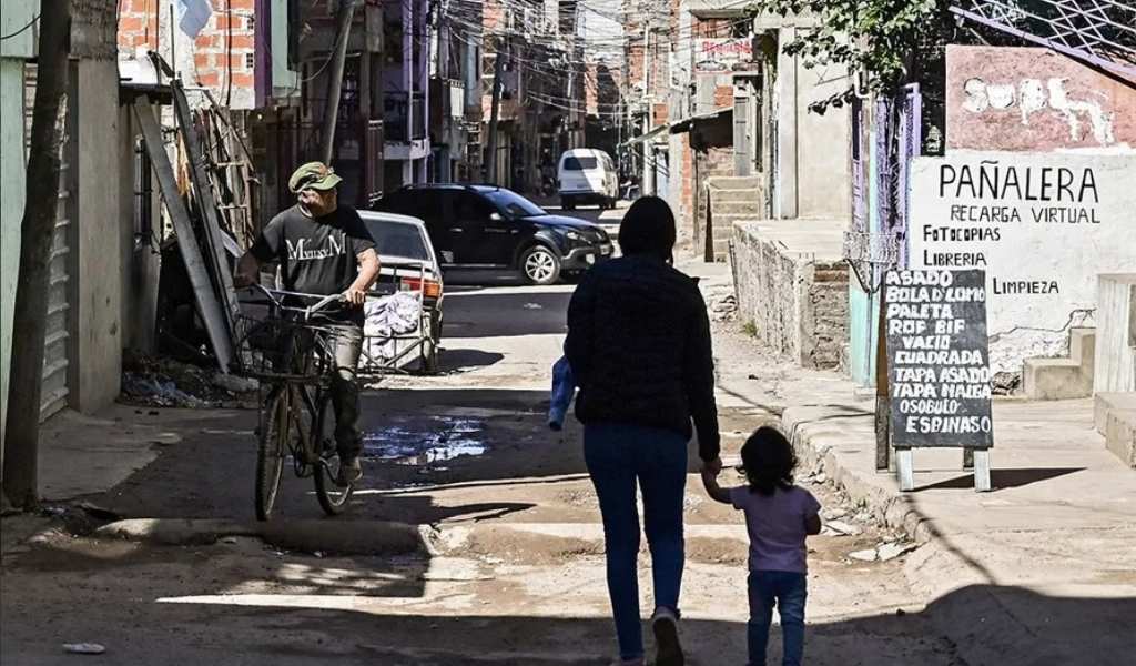 La consultora Equilibra advierten que la pobreza en Argentina roza el 45% con una canasta actualizada