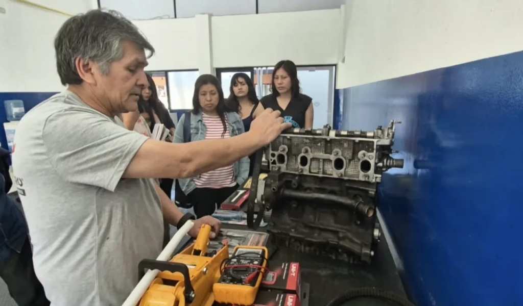 Service de autos: mujeres se capacitan en nuevas herramientas para el trabajo