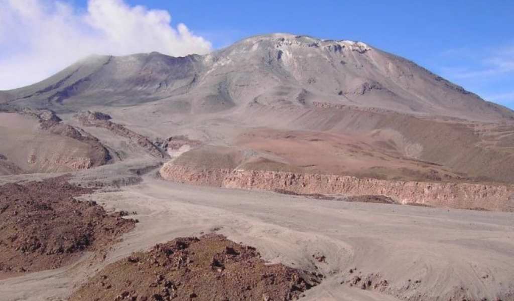 Riesgo volcánico en la Puna salteña: Estudian especialmente la actividad del volcán Lastarria