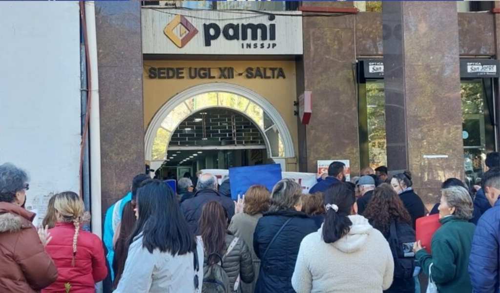 El PAMI en Salta sigue maltratando a los abuelos: Largas filas y gente mayor descompasadas