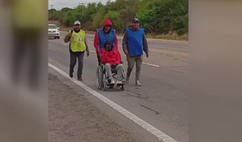 Peregrinan desde Rosario de la frontera junto a su amigo en silla de ruedas para vivir el Milagro