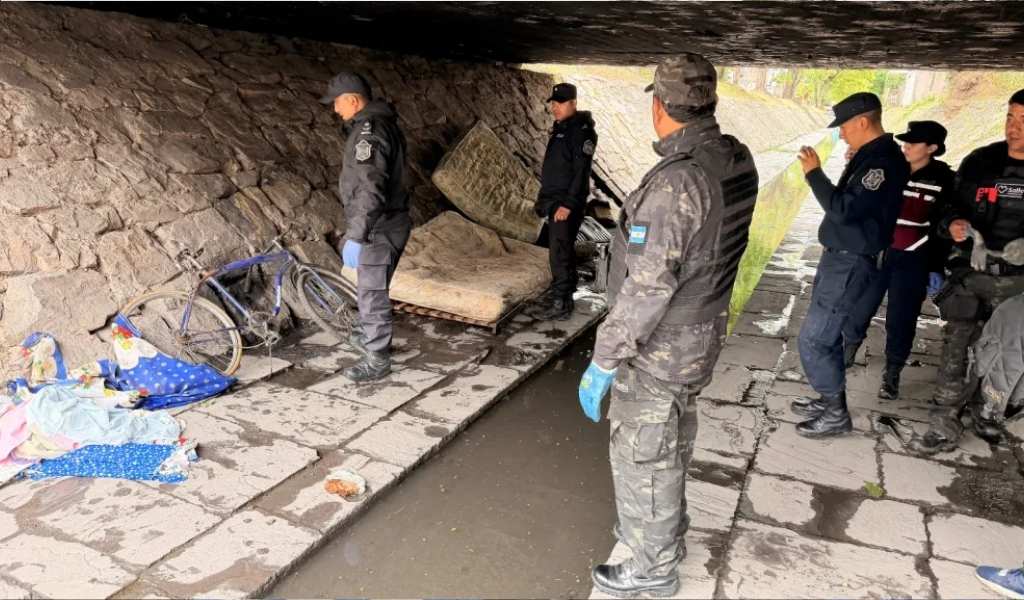 Nuevamente despejado: El municipio volvió a retirar basura acumulada en el canal Esteco