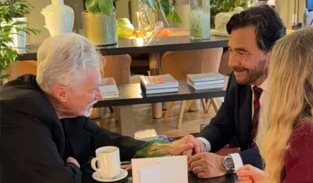 Gustavo Sáenz se reunió en París con Jean-Michel Bouvier, el padre de una de las turistas francesas asesinadas