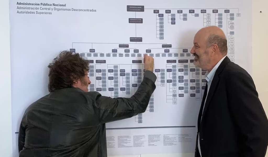 La motosierra continúa: el Gobierno prepara un decreto con un plan de retiros voluntarios para empleados públicos