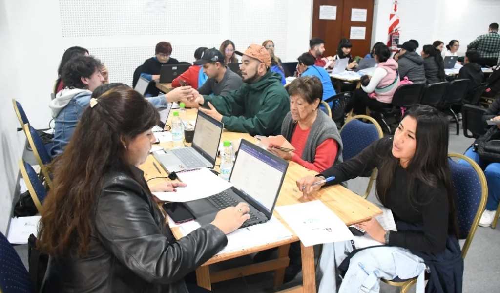 Más de 200 vecinos completaron sus estudios secundarios con un programa municipal
