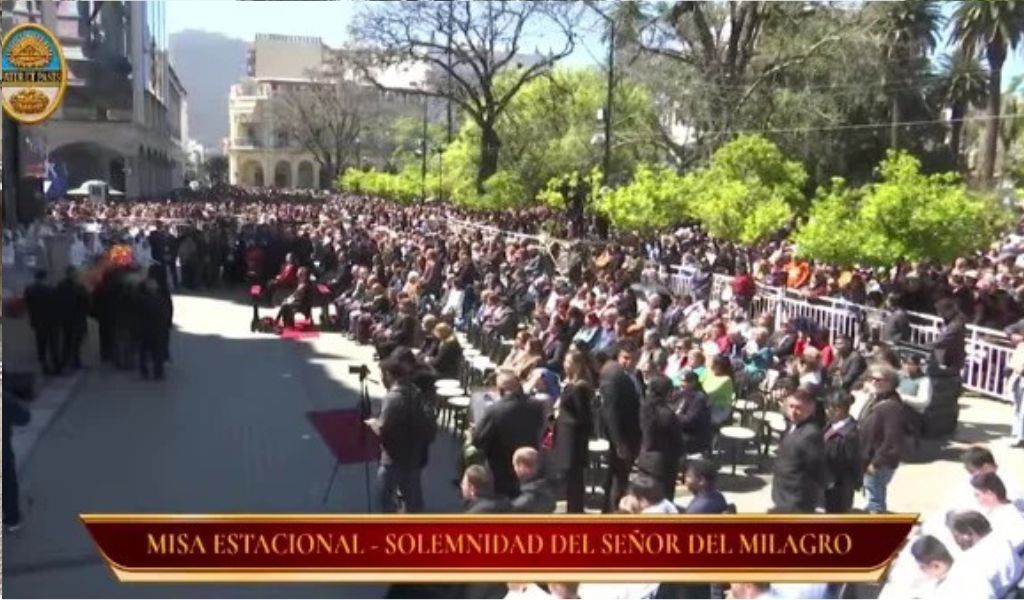 El nuncio apostólico Michael Banach trajo un mensaje del vaticano para los salteños : “El Papa León también los ama”