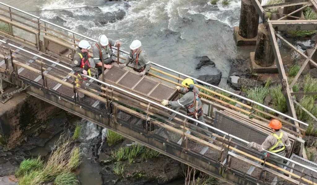 El Niño desata una crecida histórica en las Cataratas del Iguazú: Desmontaron la pasarela de la Garganta del Diablo