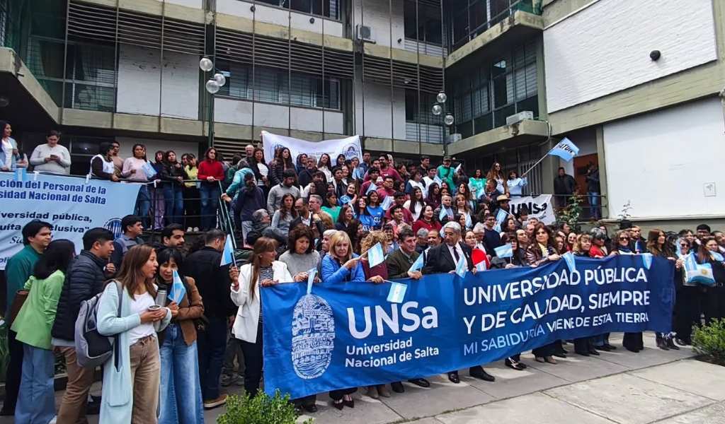 La comunidad de la UNSa realizó un abrazo simbólico en defensa de la universidad pública y convoca a la marche del jueves 