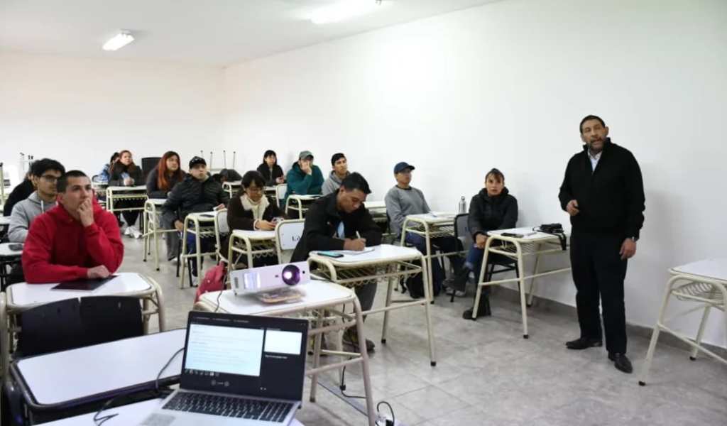 Vecinos se capacitan en la Escuela de Emprendedores en minería con expertos del sector