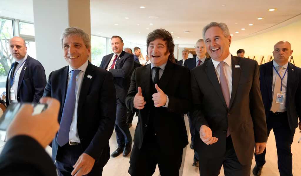 Milei y Caputo ya no prometen grandes mejoras para 2027 y apuestan a la memoria de los argentinos para no volver al pasado