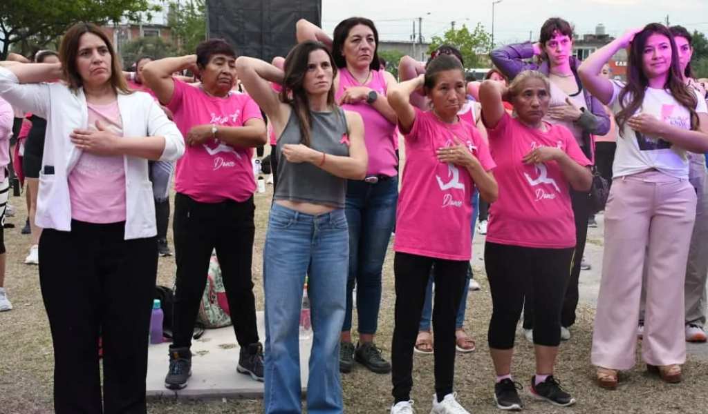 Con ritmo y prendas rosas: En la ciudad de Salta más de 300 mujeres concientizaron sobre el cáncer de mama