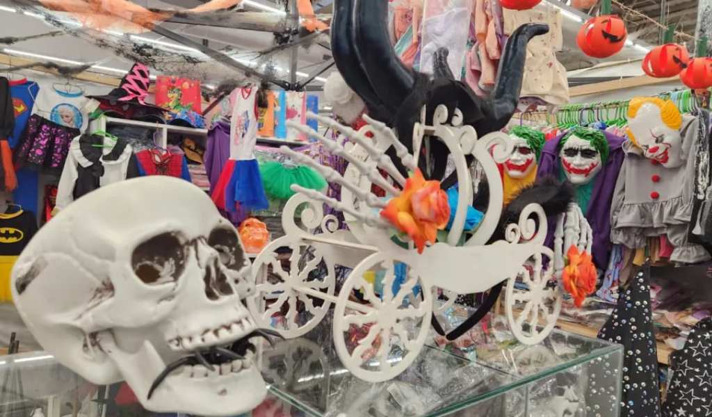 Halloween en el mercado San Miguel: En sus dos sucursales los vecinos pueden encontrar disfraces y accesorios