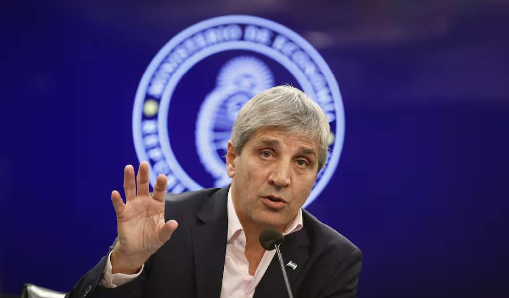 Luis Caputo se apunó en la visita a una mina de litio de Catamarca