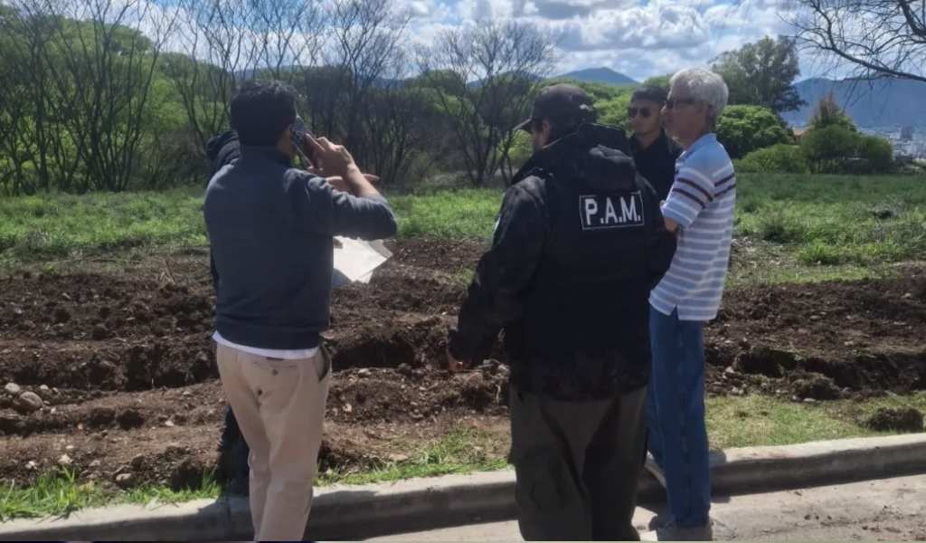Grave daño ambiental en Las Leñas II: El Municipio paralizó una obra y multó a la constructora por mutilar raíces de árboles