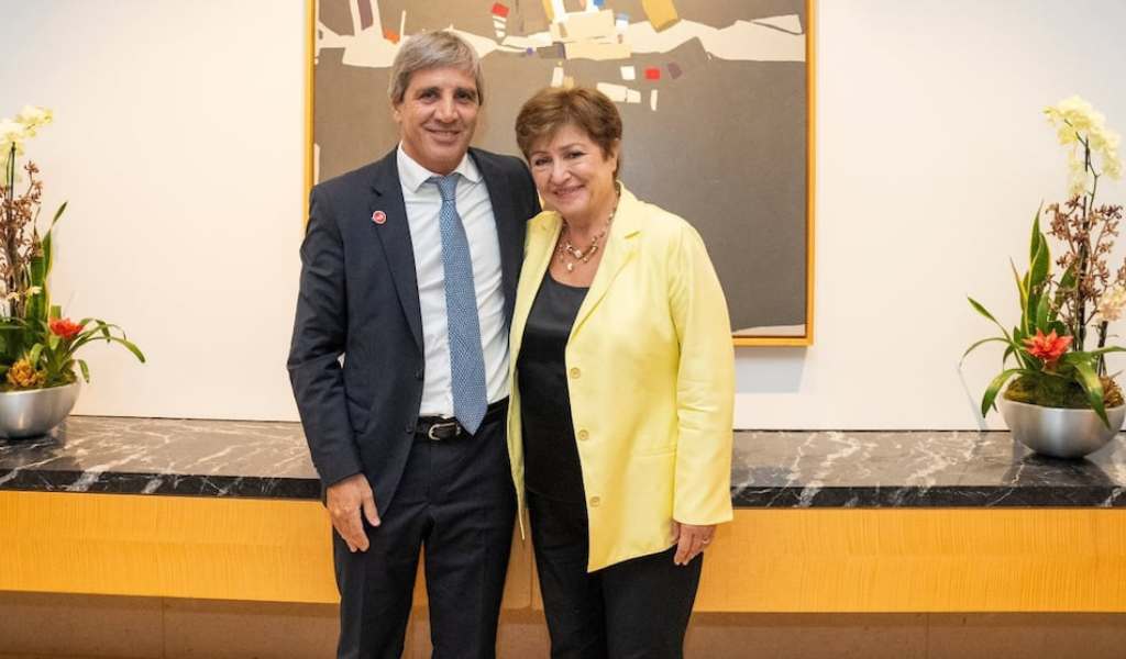 Luis Caputo defendió el plan económico y les contestó a los críticos: “Siete años como este y somos potencia”