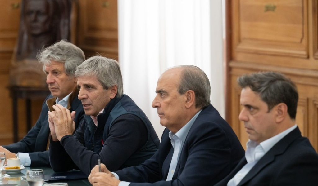 Casa Rosada negocia y presiona para sumar a los gobernadores al plan "Dólares del colchón"