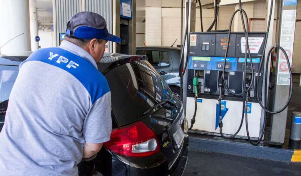 El Gobierno actualizó los impuestos al combustible y desde el domingo aumentarán la nafta y el gasoil