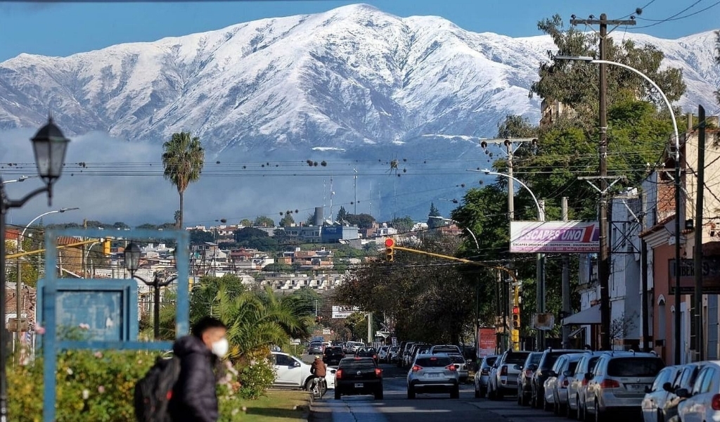 El frente polar que llegó a Salta se quedará por más de una semana y provocará lloviznas y heladas