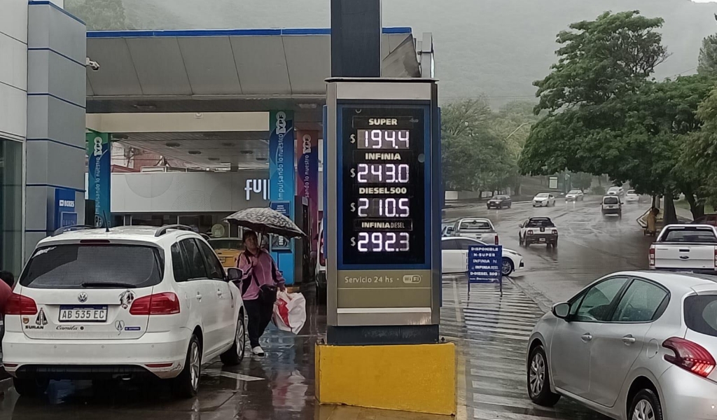 YPF viola la ley de monopolio”: fuerte crítica de la competencia por descuentos en la madrugada