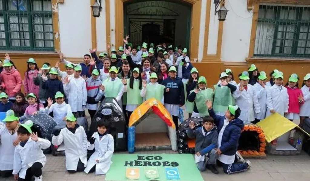 Un gesto de amor: Alumnos de 5º grado de la Escuela General Pizarro de Orán fabricaron "cuchas ecológicas" para callejeritos