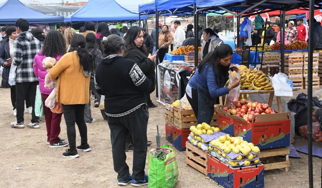 Masiva asistencia de vecinos a la edición de “El mercado en tu barrio” en Roberto Romero
