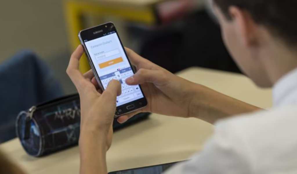 Tras el receso invernal, Salta y Neuquén prohibirán el uso de celulares en las escuelas
