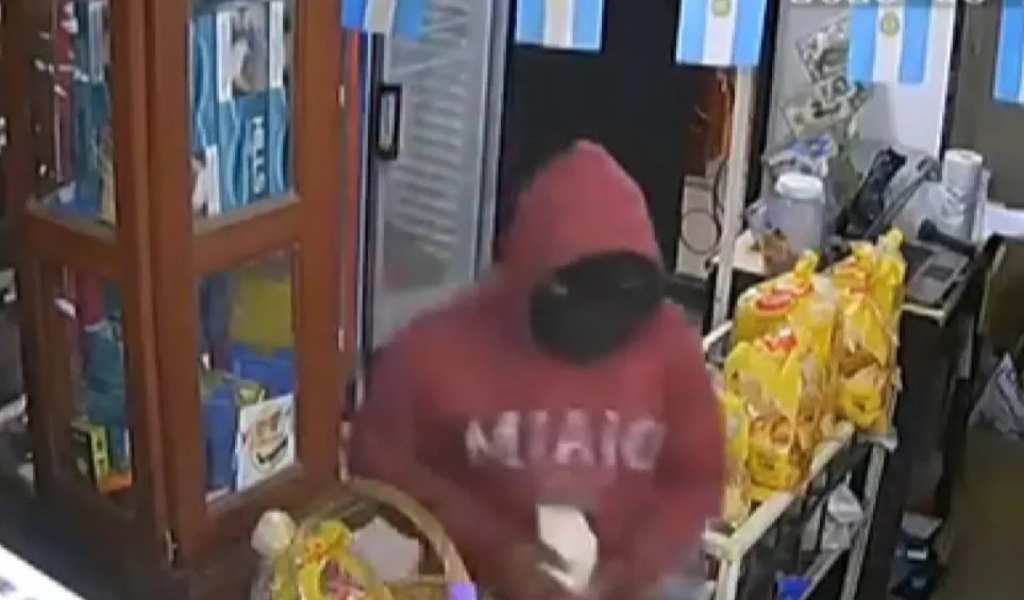 Impacta la brutalidad de este caso: Disparos, una rehen y un apuñalado en un violento asalto en un kiosco de barrio Santa Lucía