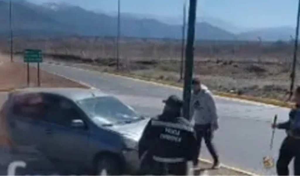 Un auto se incrustó contra un poste de luz en Av. Arenales en cercanías a la rotonda del colegio San Pablo