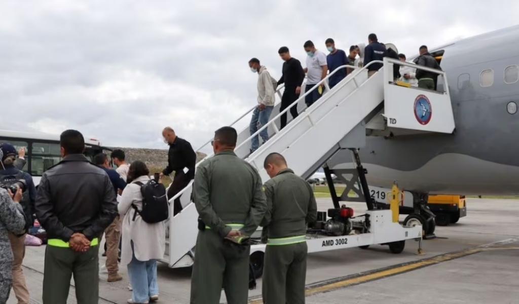Llega al país el primer avión con 16 argentinos deportados por Estados Unidos